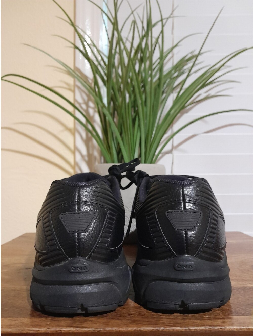 Brooks Addiction Walker Leather Athletic Trainers Sz 8.5D Black Color - Picture 4 of 12